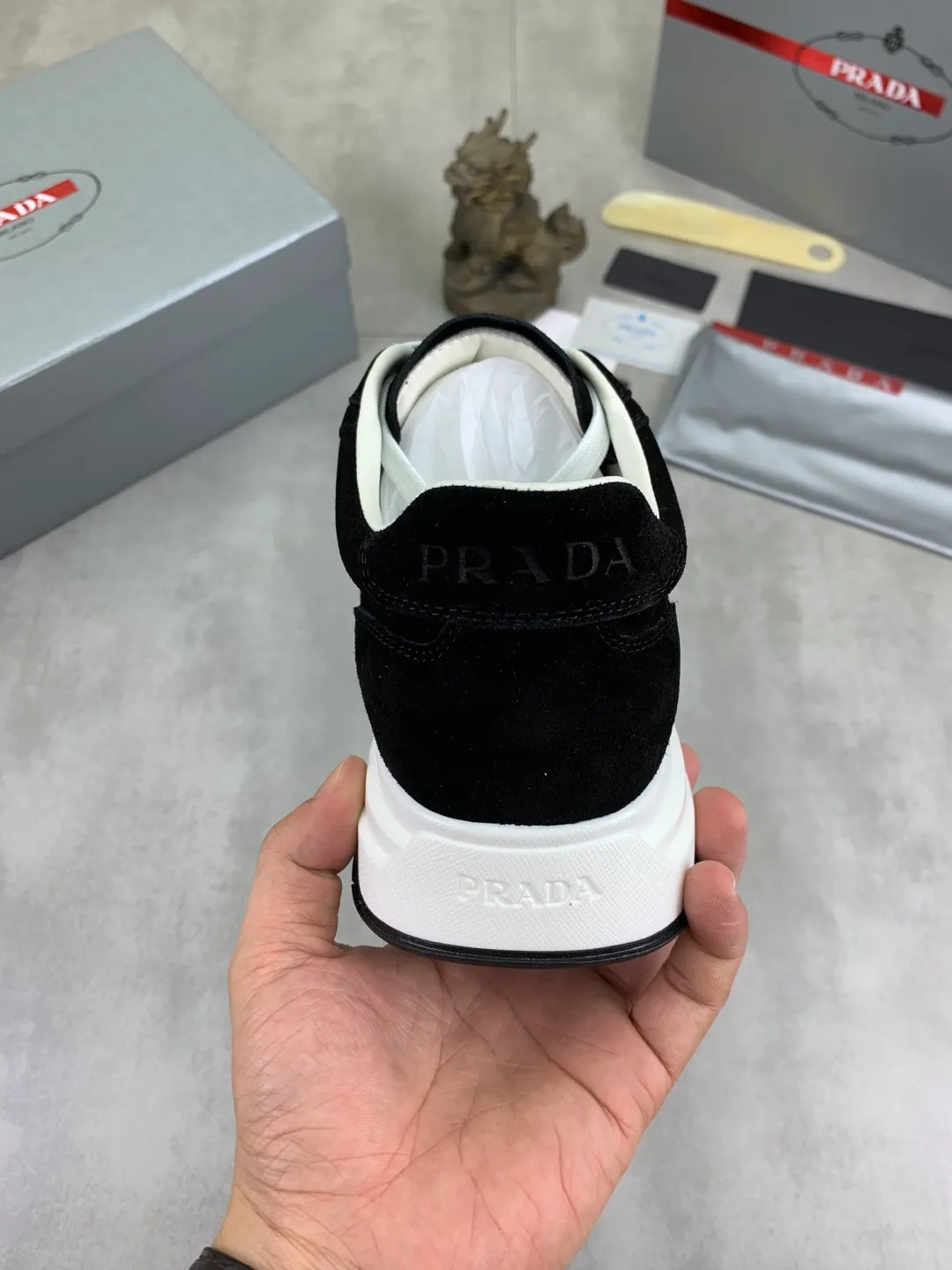 Men's Men's Shoes 💰P560 💰【New Style】 The latest model of high-quality PRADA classic men's shoes has been launched on the official website at a 1:1 replica, synchronized in Hong Kong and on the same catwalk; all made of calfskin➕imported cowhide lining, 🍡🍡original rubber outsole, non-slip and wear-resistant; comfortable on the feet, attractive style, fine workmanship, and simple and neat shoe lasts, highlighting a man's courage and toughness, 👍size 38 to 44 (45 can be customized) black White color🉑️choose